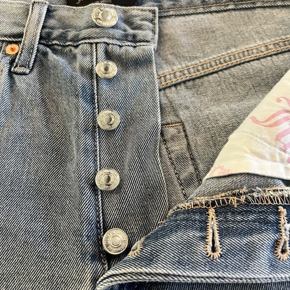 JUICY‎ COUTURE DISTRESSED REALXED FIT DENIM SHORTS IN LIGHT WASH NWT WOMEN'S 26 - Picture 8 of 15